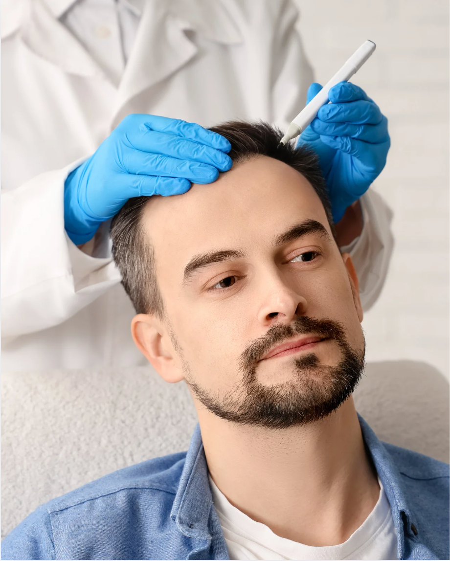 persona che si fa controllare i capelli